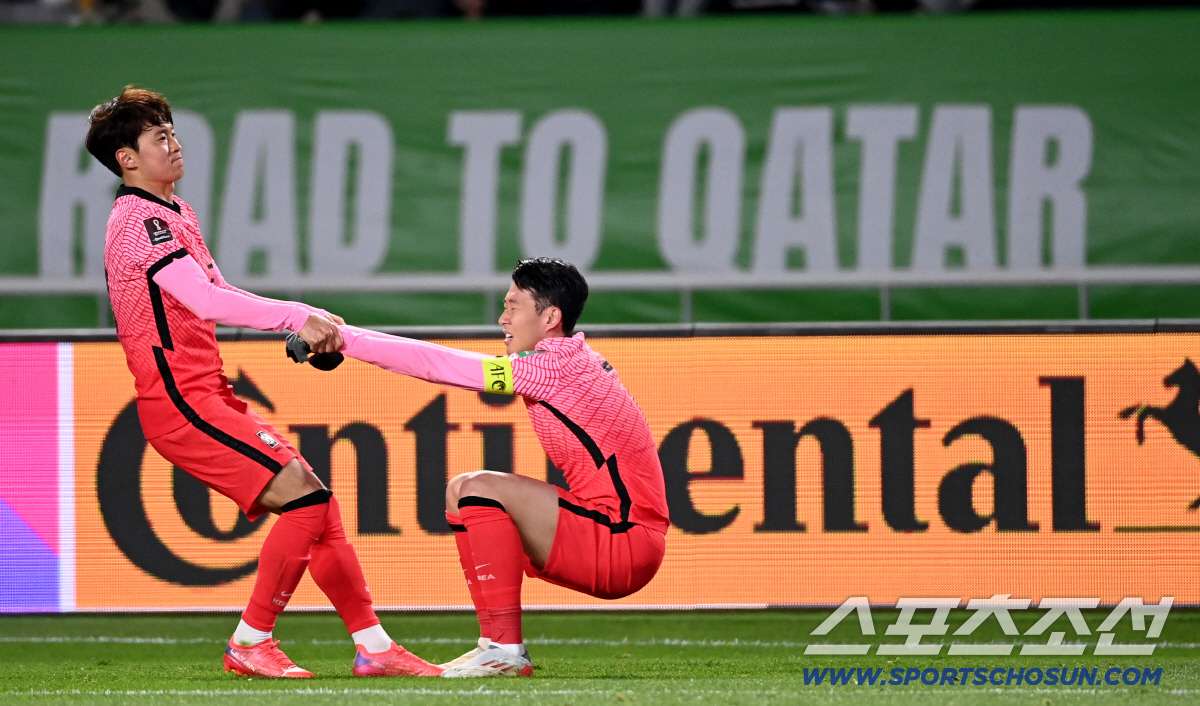 한국과 아랍에미리트(UAE)의 2022 카타르 월드컵 아시아지역 최종예선 경기가 11일 고양종합운동장에서 열렸다. 한국이 1-0으로 승리했다. 경기 종료 후 기쁨을 나누는 김진수와 손흥민의 모습. 고양=허상욱 기자 wook@sportschosun.com/2021.11.11/
