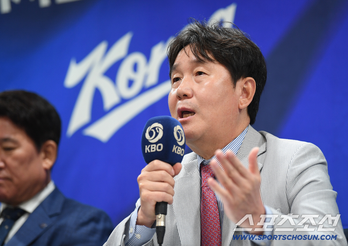 2026 아시안게임 야구대표팀 명단 발표 기자회견이 11일 오후 서울 중구 한국프레스센터에서 열렸다. 류지현 감독이 질문에 답하고 있다. 정재근 기자 cjg@sportschosun.com/2026.6.11/