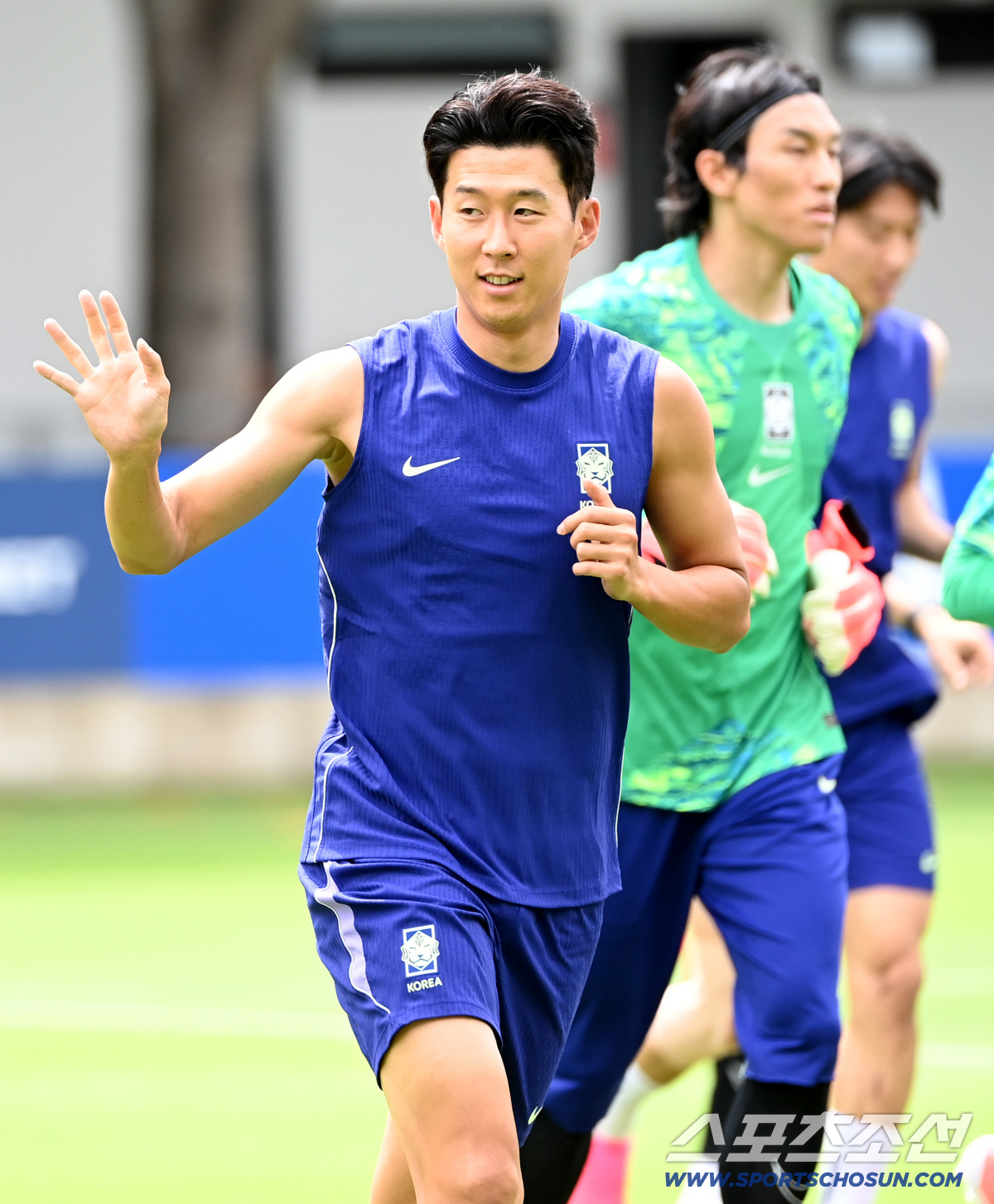 7일(한국시각) 멕시코 과달라하라의 대표팀 베이스캠프 훈련장인 치바스 베르데 바예에서 진행된 대한민국 월드컵 대표팀의 공식 훈련, 손흥민이 러닝 중 오픈트레이닝에 함께한 멕시코 현지 팬들에 손인사를 하고 있다. 과달라하라(멕시코)=허상욱 기자 wook@sportschosun.com/2026.06.07/