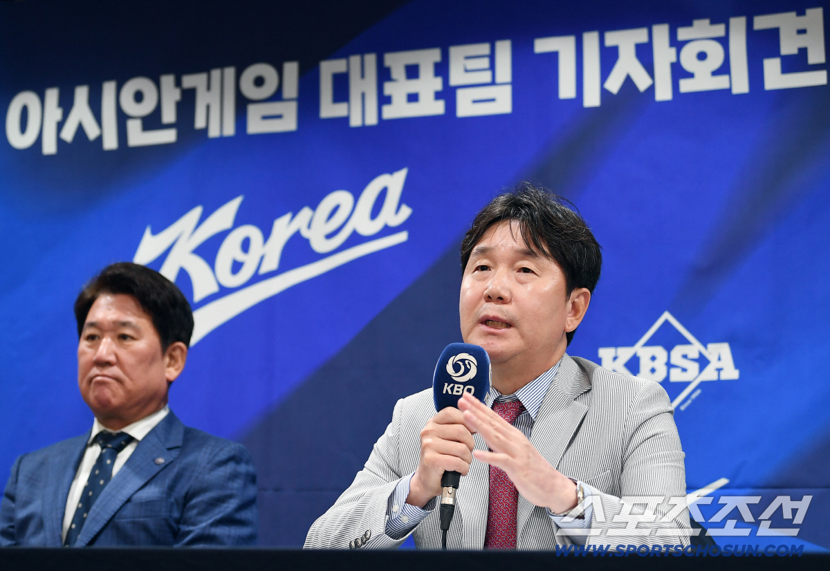 2026 아시안게임 야구대표팀 명단 발표 기자회견이 11일 오후 서울 중구 한국프레스센터에서 열렸다. 류지현 감독이 질문에 답하고 있다. 정재근 기자 cjg@sportschosun.com/2026.6.11/
