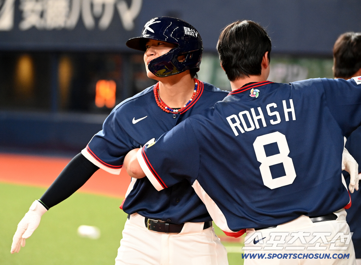 3일 일본 오사카 교세라돔에서 열린 WBC(월드베이스볼클래식) 한국과 오릭스 버팔로스의 경기. 2회초 2사 1,3루 김도영이 3점홈런을 치고 노시환과 기뻐하고 있다. 오사카(일본)=허상욱 기자 wook@sportschosun.com/2026.03.03/