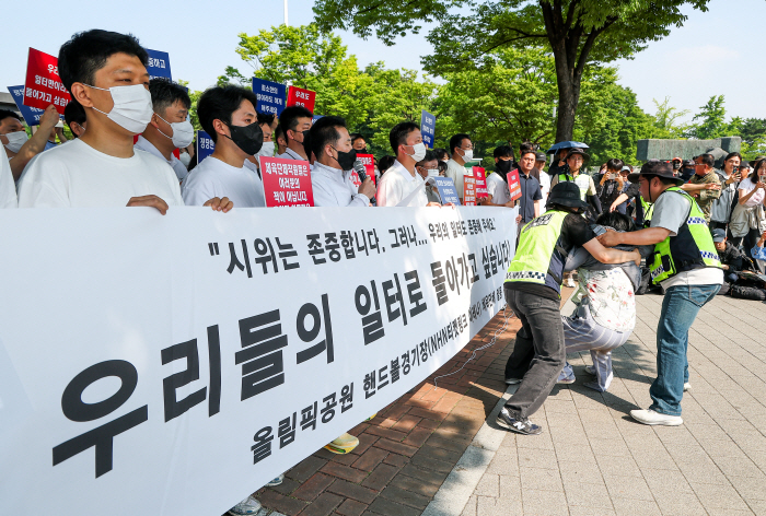 "신분증 검사, '얼굴 까' 조롱...왜 우리가 이런 대우 받아야하는지 어안이 벙벙...일터로 돌아가고 싶을뿐" 개표소 봉쇄 시위'에 일터 잃은 체육단체들 '망연자실'