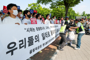 "신분증 검사, '얼굴 까' 조롱...왜 우리가 이런 대우 받아야하는지 어안이 벙벙...일터로 돌아가고 싶을뿐" 개표소 봉쇄 시위'에 일터 잃은 체육단체들 '망연자실'