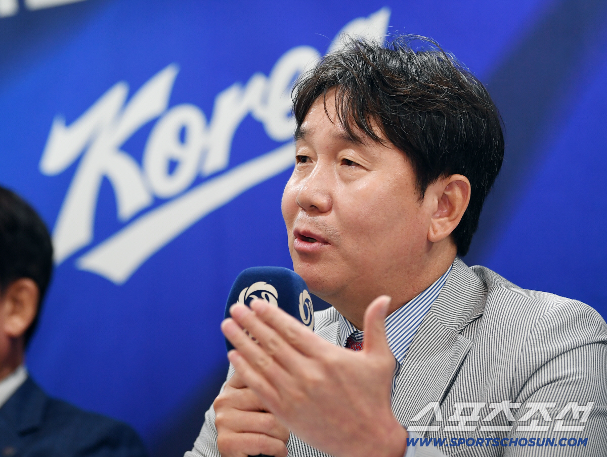 2026 아시안게임 야구대표팀 명단 발표 기자회견이 11일 오후 서울 중구 한국프레스센터에서 열렸다. 류지현 감독이 질문에 답하고 있다. 정재근 기자 cjg@sportschosun.com/2026.6.11/