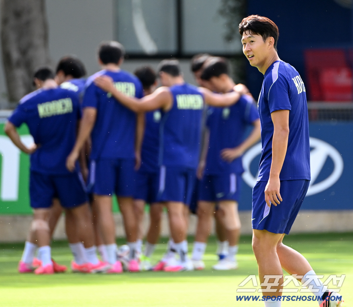 11일(한국시각) 멕시코 과달라하라 인근 사포판 월드컵대표팀 베이스캠프 훈련장 치바스 베르데 바예에서 진행된 대한민국 월드컵 대표팀의 공식 훈련. 손흥민이 훈련장을 찾은 박지성 해설위원과 기성용을 바라보며 발걸음을 옮기고 있다. 사포판(멕시코)=허상욱 기자 wook@sportschosun.com/2026.06.11/