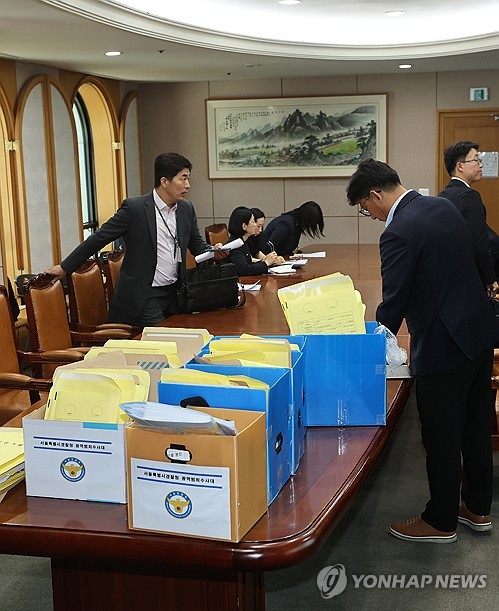 (과천=연합뉴스) 서대연 기자 = 경찰과 검경 합동수사본부 관계자들이 11일 경기도 과천시 중앙선거관리위원회에서 6ㆍ3 지방선거 투표지 부족사태 관련 압수수색을 위해 대기하고 있다. 2026.6.11 dwise@yna.co.kr