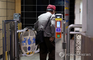 고령화에 커지는 서울지하철 적자…무임수송 손실 5년 새 70%↑