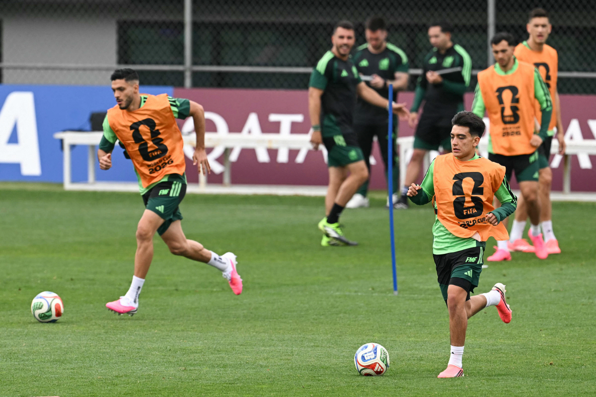 Mexico's forward #09 Raul Jimenez (L) and midfielder #19 Gilberto Mora take part in a training session at Centro de Alto Rendimiento (CAR) in Mexico City on June 10, 2026, on the eve of the 2026 World Cup football match between Mexico and South Africa. (Photo by Yuri CORTEZ / AFP)
