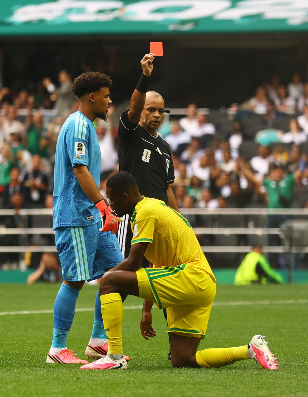 Soccer Football - FIFA World Cup 2026 - Group A - Mexico v South Africa - Estadio Azteca, Mexico City, Mexico - June 11, 2026 South Africa's Sphephelo Sithole is shown a red card by referee Wilton Sampaio as South Africa's Ronwen Williams looks on REUTERS/Hannah Mckay