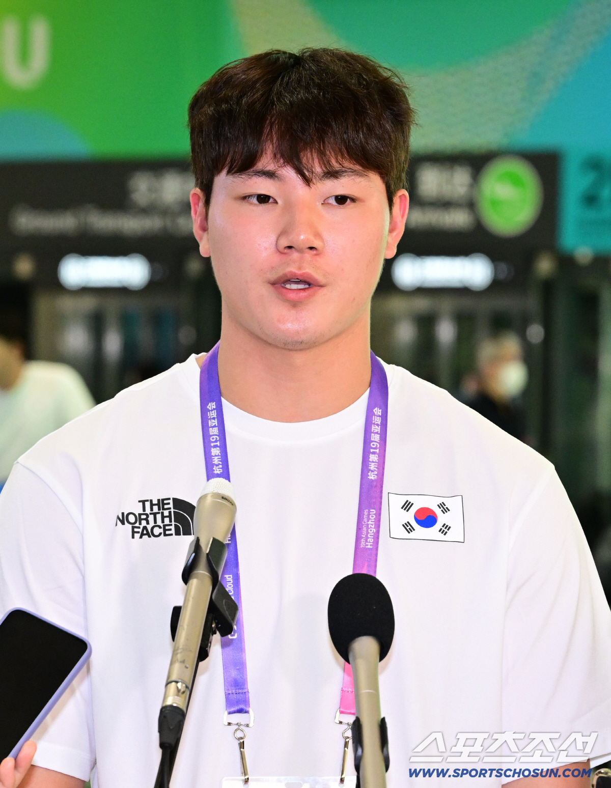 28일 중국 항저우 샤오산 국제공항으로 항저우아시안게임 야구대표팀이 입국했다. 기자들의 질문에 답하고 있는 장현석. 항저우(중국)=송정헌 기자 songs@sportschosun.com/2023.09.28/