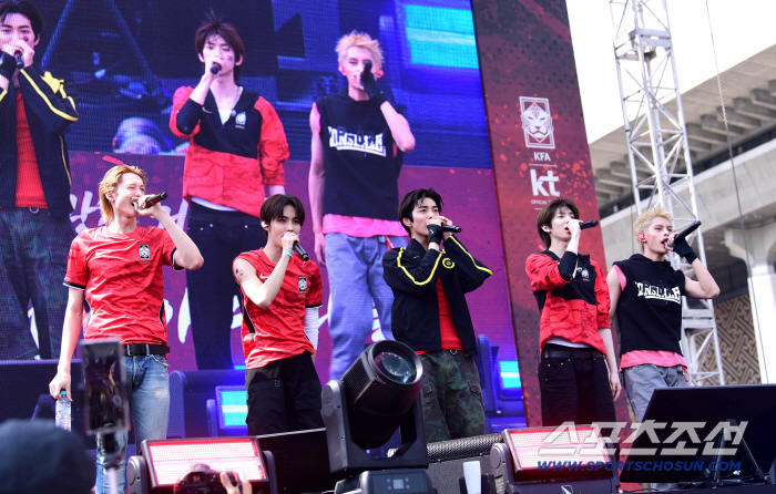 CORTIS' Gwanghwamun cheering celebration stage