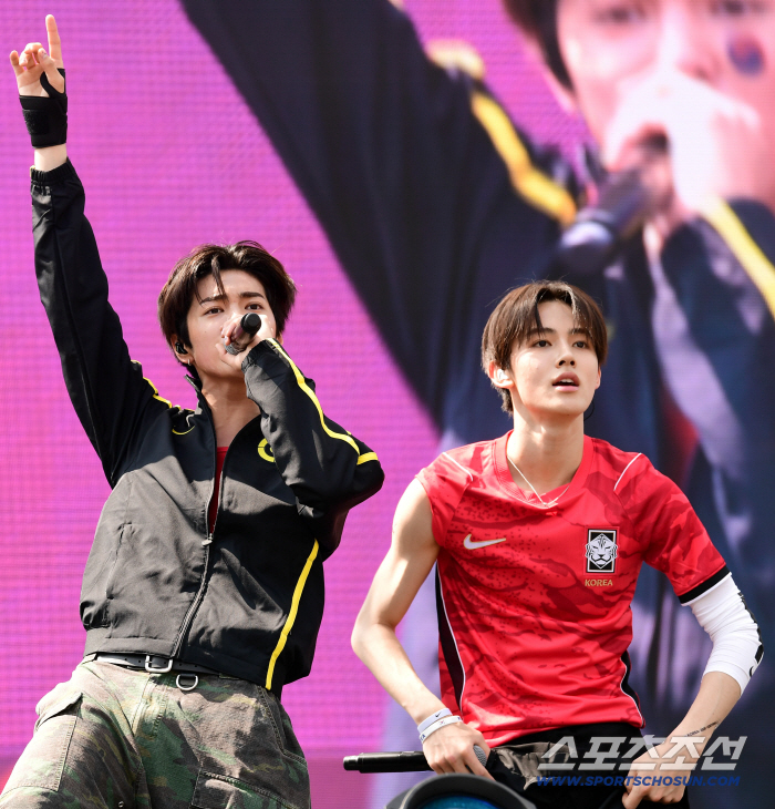 CORTIS Keonho and Seonghyeon Light Up Gwanghwamun with a Spectacular Celebration Stage