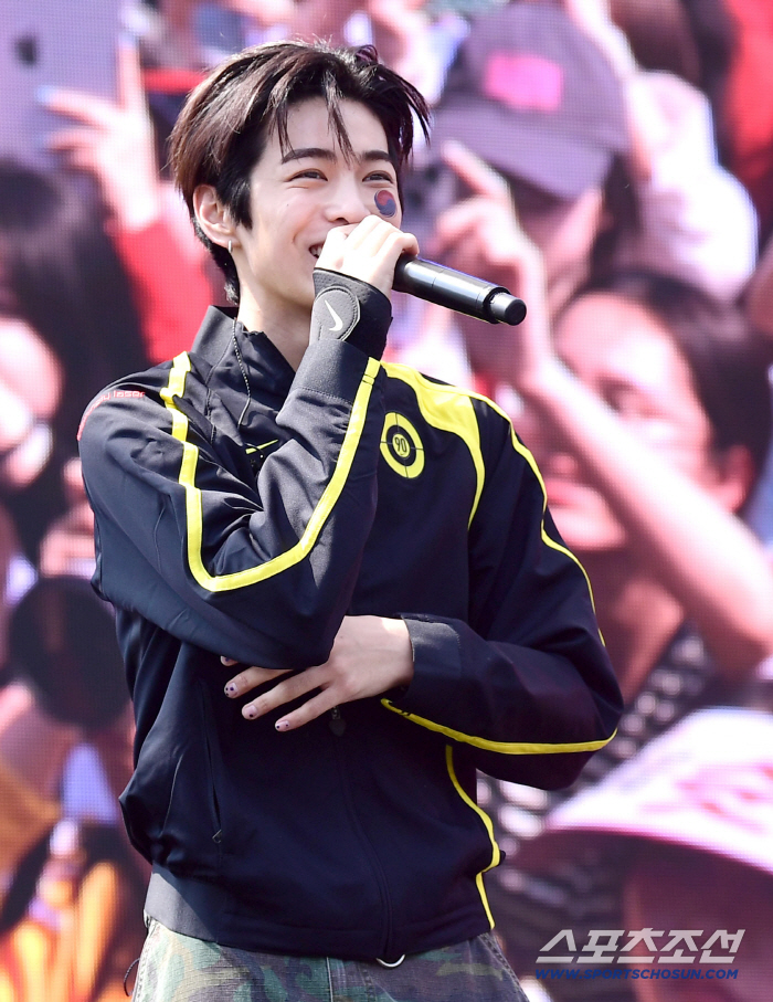 Cortis' Keonho Enjoys a Fun Meeting with Fans