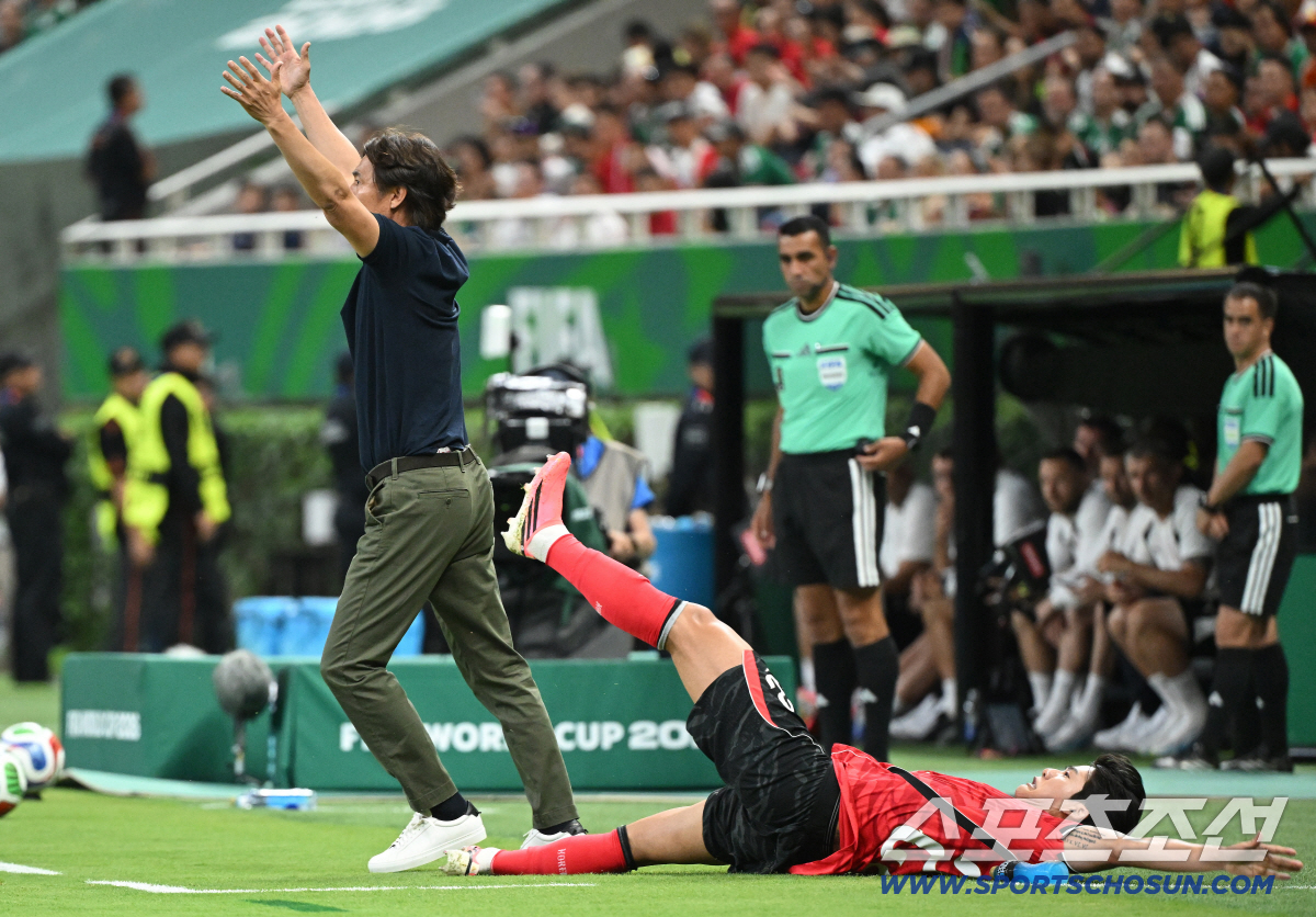 12일(한국시각) 멕시코 과달라하라 사포판의 에스타디오 과달라하라에서 열린 2026 북중미월드컵 대한민국과 체코의 경기. 홍명보 감독이 주심을 향해 항의하고 있다. 사포판(멕시코)=허상욱 기자 wook@sportschosun.com/2026.06.12/