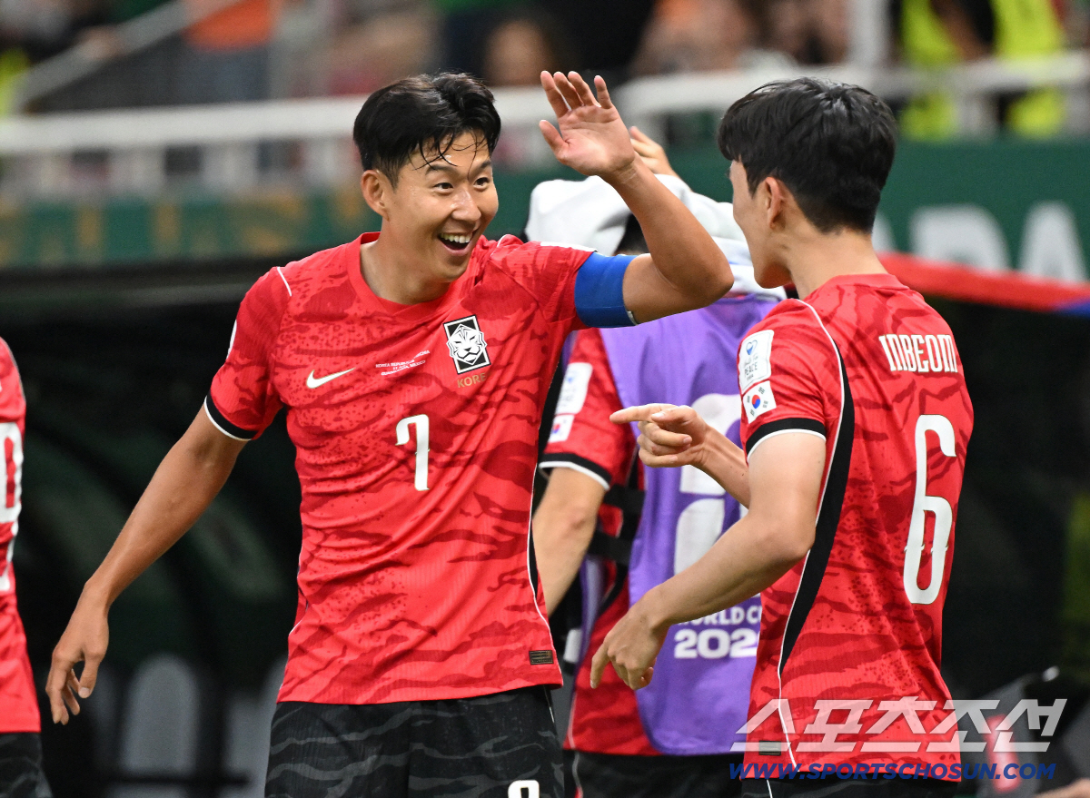 12일(한국시각) 멕시코 과달라하라 사포판의 에스타디오 과달라하라에서 열린 2026 북중미월드컵 대한민국과 체코의 경기. 황인범이 동점골을 넣은 후 손흥민과 함께 환호하고 있다. 사포판(멕시코)=허상욱 기자 wook@sportschosun.com/2026.06.12/