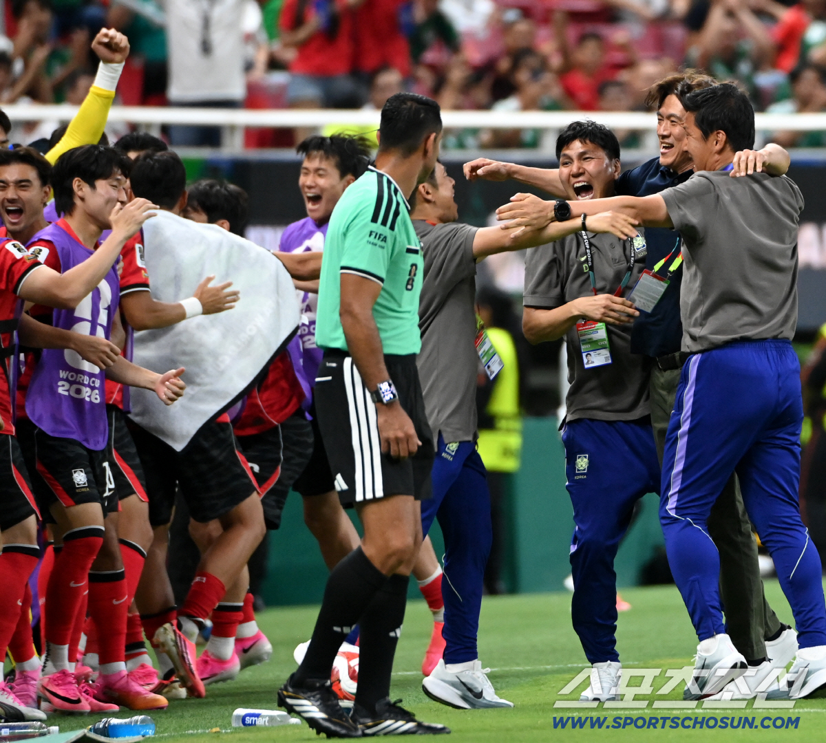 12일(한국시각) 멕시코 과달라하라 사포판의 에스타디오 과달라하라에서 열린 2026 북중미월드컵 대한민국과 체코의 경기. 대한민국이 2대1로 승리했다. 경기가 끝나자 홍명보 감독과 선수단이 환호하고 있다. 사포판(멕시코)=허상욱 기자 wook@sportschosun.com/2026.06.12/
