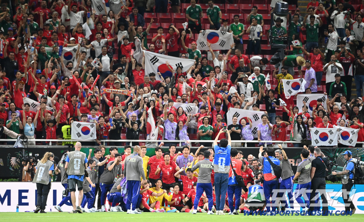 12일(한국시각) 멕시코 과달라하라 사포판의 에스타디오 과달라하라에서 열린 2026 북중미월드컵 대한민국과 체코의 경기. 대한민국이 2대1로 승리했다. 붉은 악마와 승리의 기쁨을 나누는 선수들의 모습. 사포판(멕시코)=허상욱 기자 wook@sportschosun.com/2026.06.12/