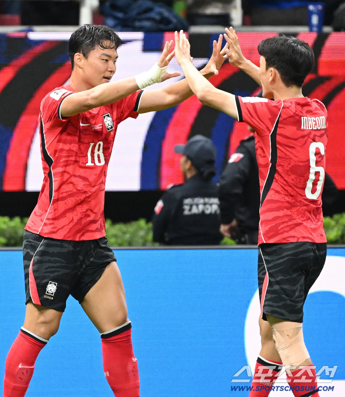 12일(한국시각) 멕시코 과달라하라 사포판의 에스타디오 과달라하라에서 열린 2026 북중미월드컵 대한민국과 체코의 경기. 역전골을 넣은 오현규가 황인범과 함께 환호하고 있다. 사포판(멕시코)=허상욱 기자 wook@sportschosun.com/2026.06.12/