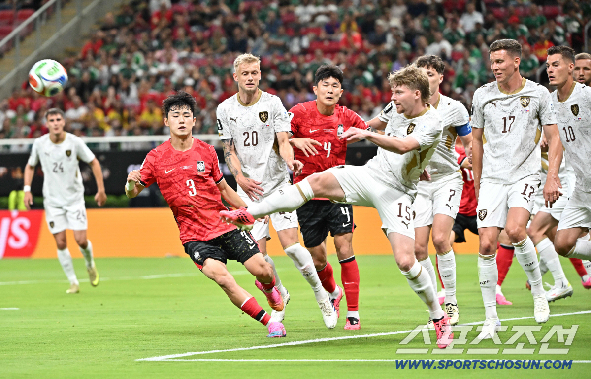 12일(한국시각) 멕시코 과달라하라 사포판의 에스타디오 과달라하라에서 열린 2026 북중미월드컵 대한민국과 체코의 경기. 체코 수비가 코너킥을 걷어내는 모습을 김민재와 이기혁이 아쉬운 표정으로 지켜보고 있다. 사포판(멕시코)=허상욱 기자 wook@sportschosun.com/2026.06.12/