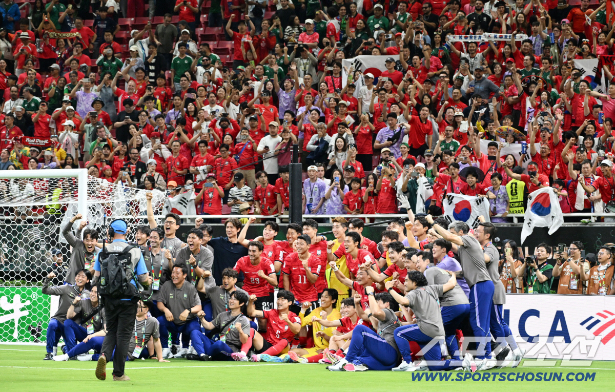 12일(한국시각) 멕시코 과달라하라 사포판의 에스타디오 과달라하라에서 열린 2026 북중미월드컵 대한민국과 체코의 경기. 대한민국이 2대1로 승리했다. 붉은 악마와 승리의 기쁨을 나누는 선수들의 모습. 사포판(멕시코)=허상욱 기자 wook@sportschosun.com/2026.06.12/