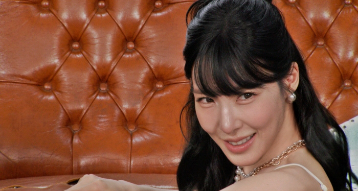'변요한♥' 티파니 영, 커플룩 맞춰 입고 등장...남편과 기르는 반려견과 '예능 나들이'