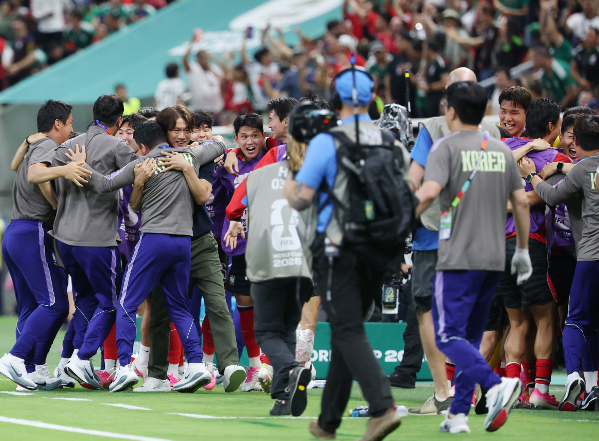 환호하는 홍명보와 손흥민 (사포판[멕시코 할리스코주]=연합뉴스) 신준희 기자 = 11일(현지시간) 멕시코 사포판 과달라하라 스타디움에서 열린 2026 북중미 월드컵 A조 1차전 한국과 체코의 경기가 한국의 2대1 역전승으로 끝났다. 경기 종료 휘슬이 울리자 홍명보 감독과 손흥민 등 선수들이 환호하고 있다. 2026.6.12