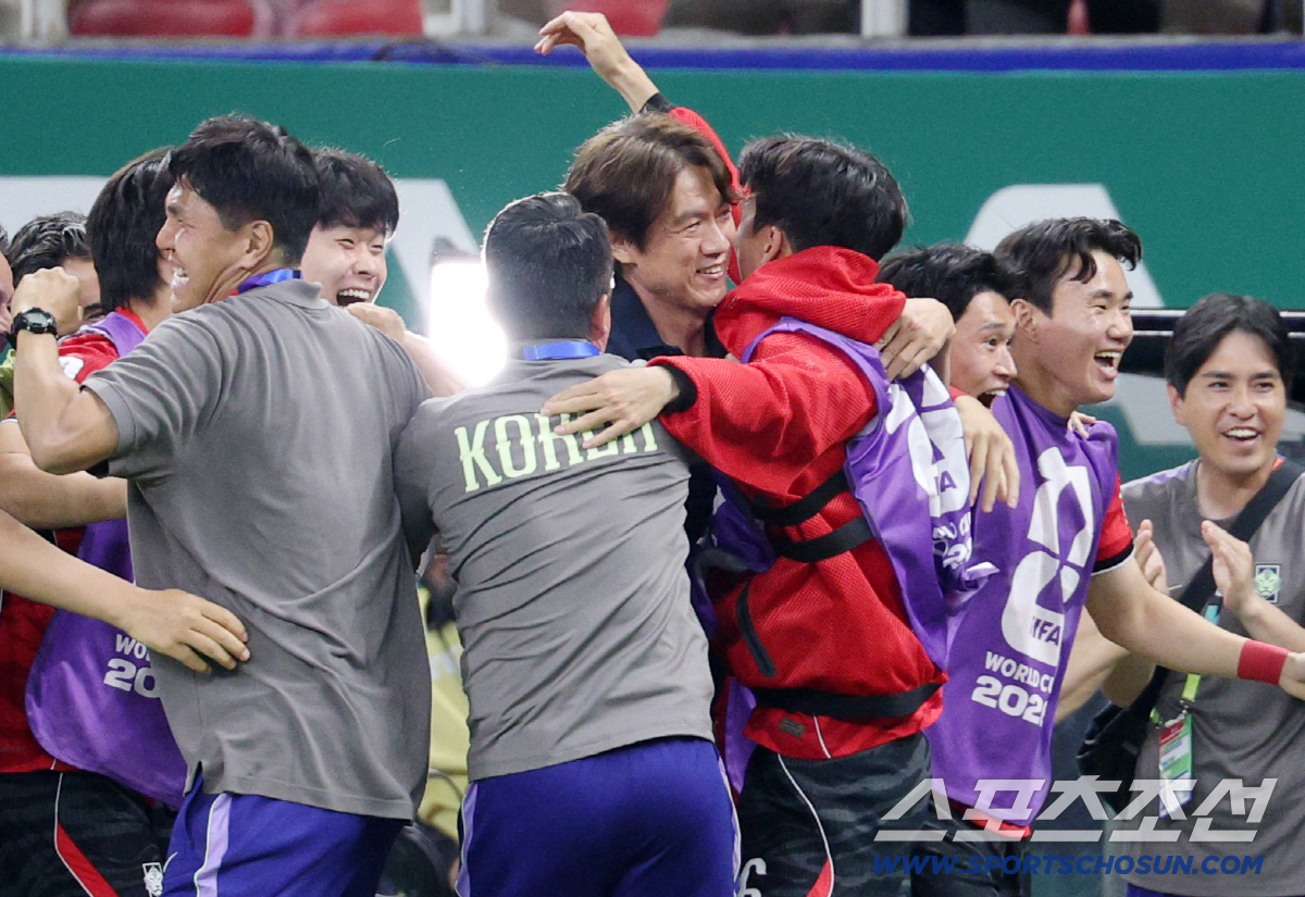 12일(한국시각) 멕시코 과달라하라 사포판의 에스타디오 과달라하라에서 열린 2026 북중미월드컵 대한민국과 체코의 경기. 홍명보 감독이 승리 후 선수들과 함께 환호하고 있다. 사포판(멕시코)=허상욱 기자 wook@sportschosun.com/2026.06.12/