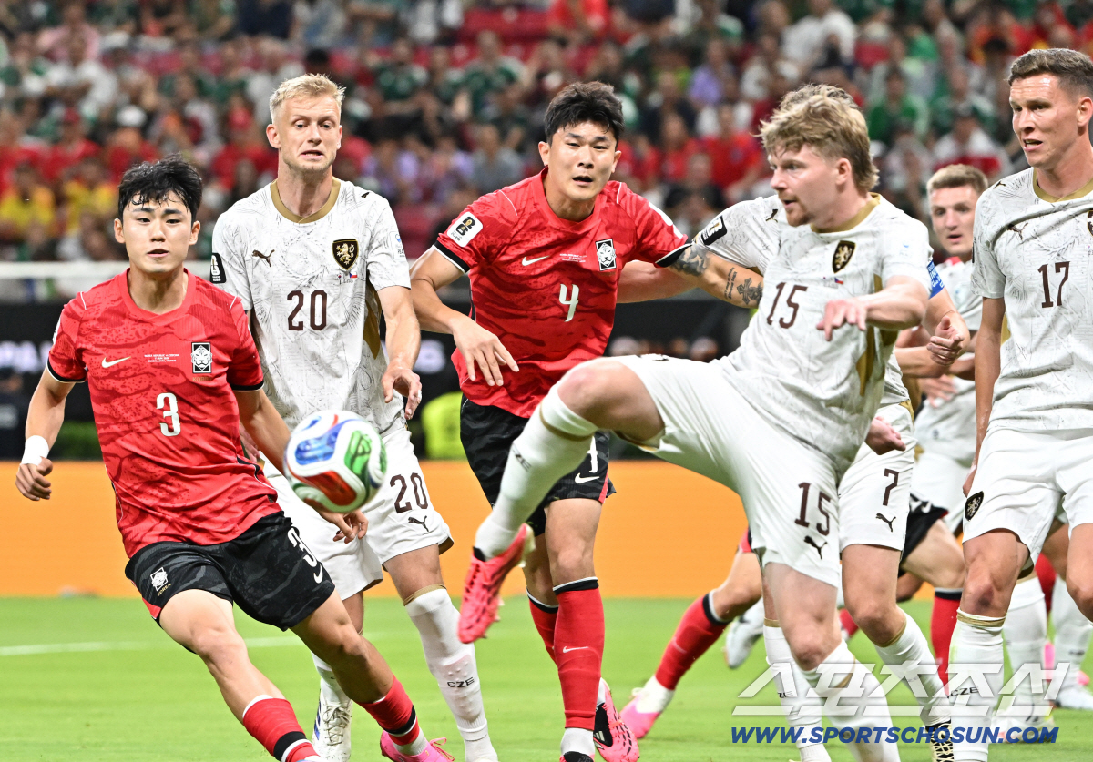 12일(한국시각) 멕시코 과달라하라 사포판의 에스타디오 과달라하라에서 열린 2026 북중미월드컵 대한민국과 체코의 경기. 체코 수비가 코너킥을 걷어내는 모습을 김민재와 이기혁이 아쉬운 표정으로 지켜보고 있다. 사포판(멕시코)=허상욱 기자 wook@sportschosun.com/2026.06.12/