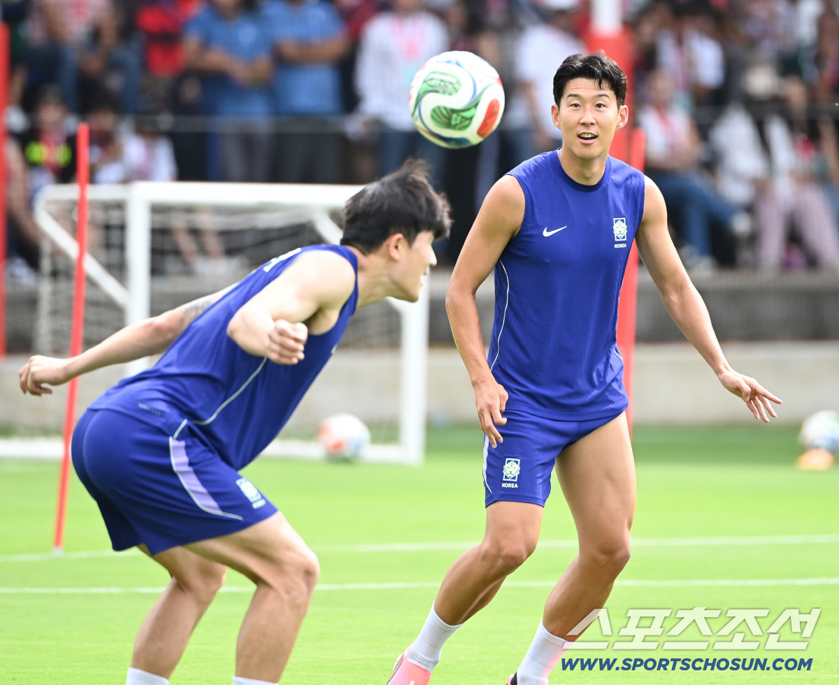 7일(한국시각) 멕시코 과달라하라의 대표팀 베이스캠프 훈련장인 치바스 베르데 바예에서 진행된 대한민국 월드컵 대표팀의 공식 훈련, 손흥민이 김민재의 헤더를 지켜보고 있다. 과달라하라(멕시코)=허상욱 기자 wook@sportschosun.com/2026.06.07/