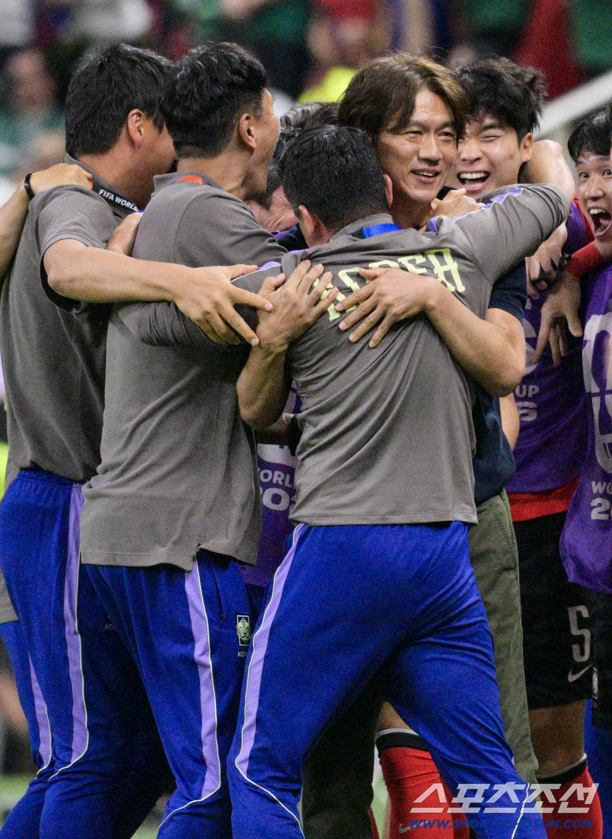 12일(한국시각) 멕시코 과달라하라 사포판의 에스타디오 과달라하라에서 열린 2026 북중미월드컵 대한민국과 체코의 경기. 승리가 확정되자 홍명보 감독이 선수단과 함께 환호하고 있다. 사포판(멕시코)=허상욱 기자 wook@sportschosun.com/2026.06.12/
