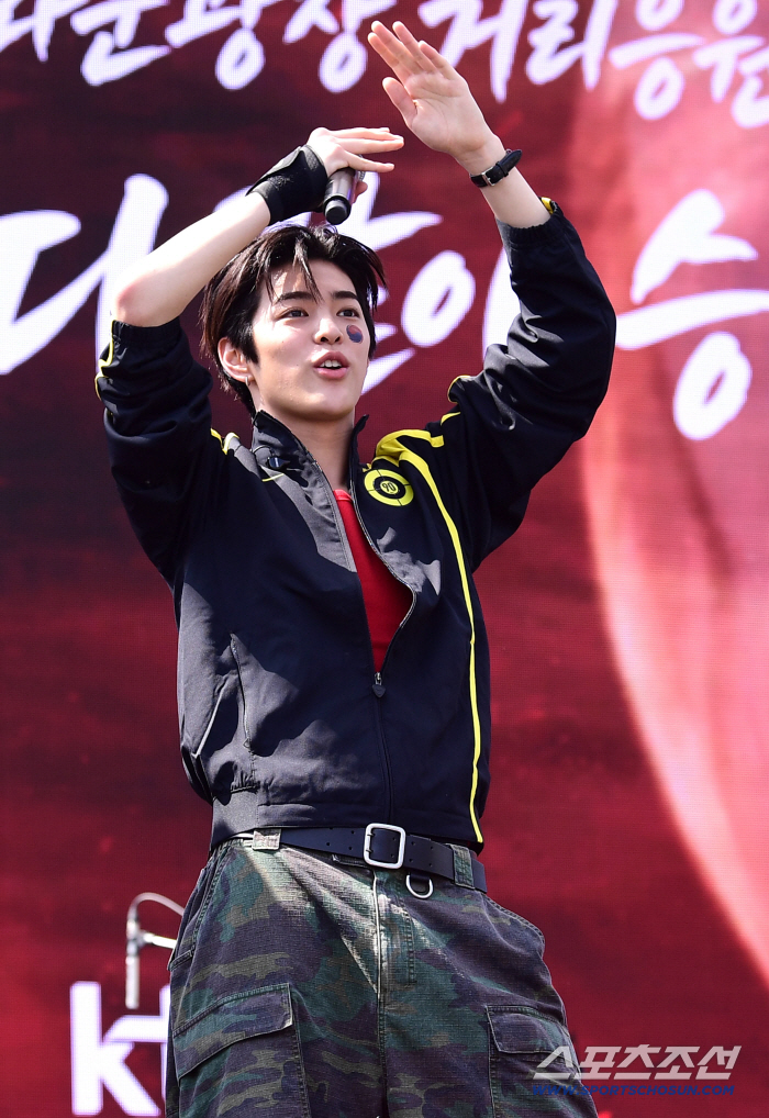 CORTIS's Keonho Gives a Spirited Cheer for the Taegeuk Warriors