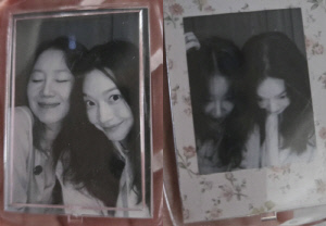 공효진·신민아, MZ샷 설정에 진심인 28년 절친...열쇠고리로 만든 우정