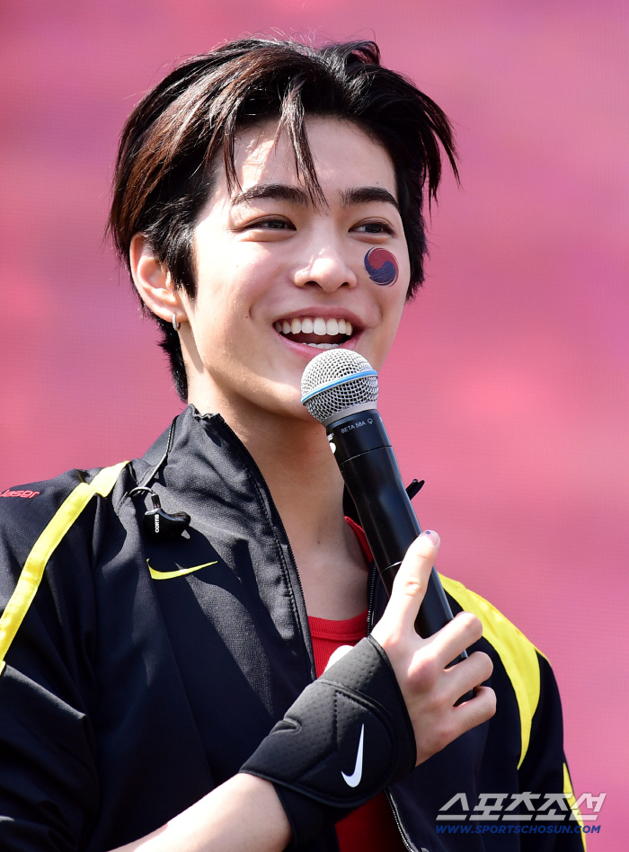 CORTIS's Keonho greets fans with a gaze that drives female fans wild