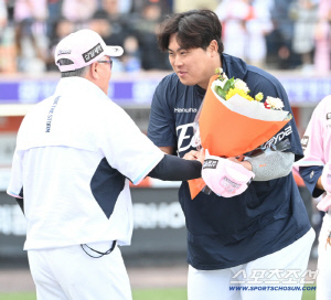 '150km, 다승 선두 실화냐' 나이를 잊은 괴물, MOON도 깜짝 "올스타전 출전 부탁하겠다" [고척 현장]