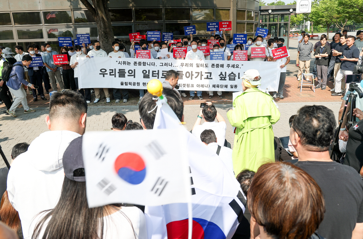 핸드볼경기장 앞에서 업무 정상화 호소문 발표하는 체육단체들