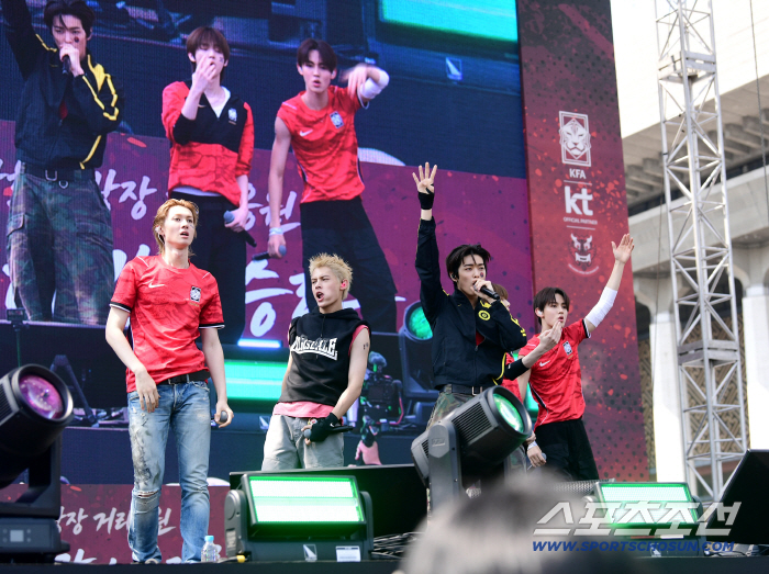 On the 12th, a street cheering event was held at Gwanghwamun Square in Seoul to watch the 2026 FIFA World Cup match between South Korea and Czechia.