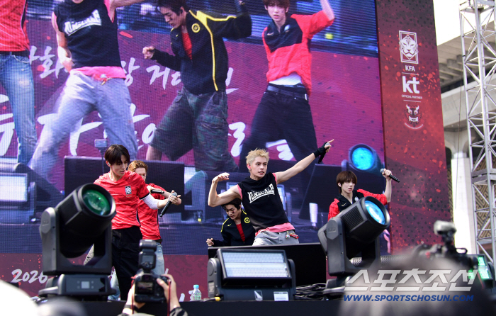 On the 12th, a street cheering event was held at Gwanghwamun Square in Seoul to watch the 2026 FIFA World Cup match between South Korea and Czechia.