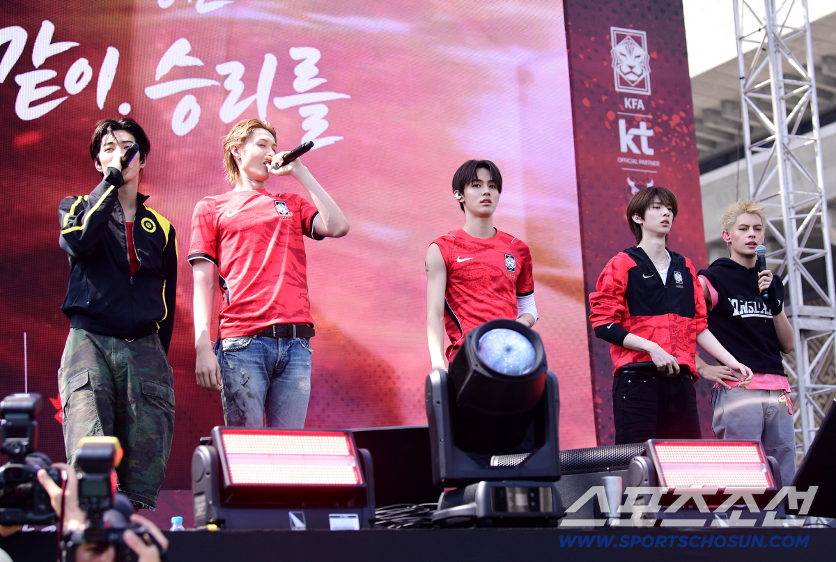 12일 서울 광화문광장에서 2026 북중미 월드컵 한국-체코 경기를 지켜보기 위해 거리응원이 펼쳐졌다. 축하공연을 펼치고 있는 코르티스 멤버들. 광화문=송정헌 기자 songs@sportschosun.com/2026.06.12/