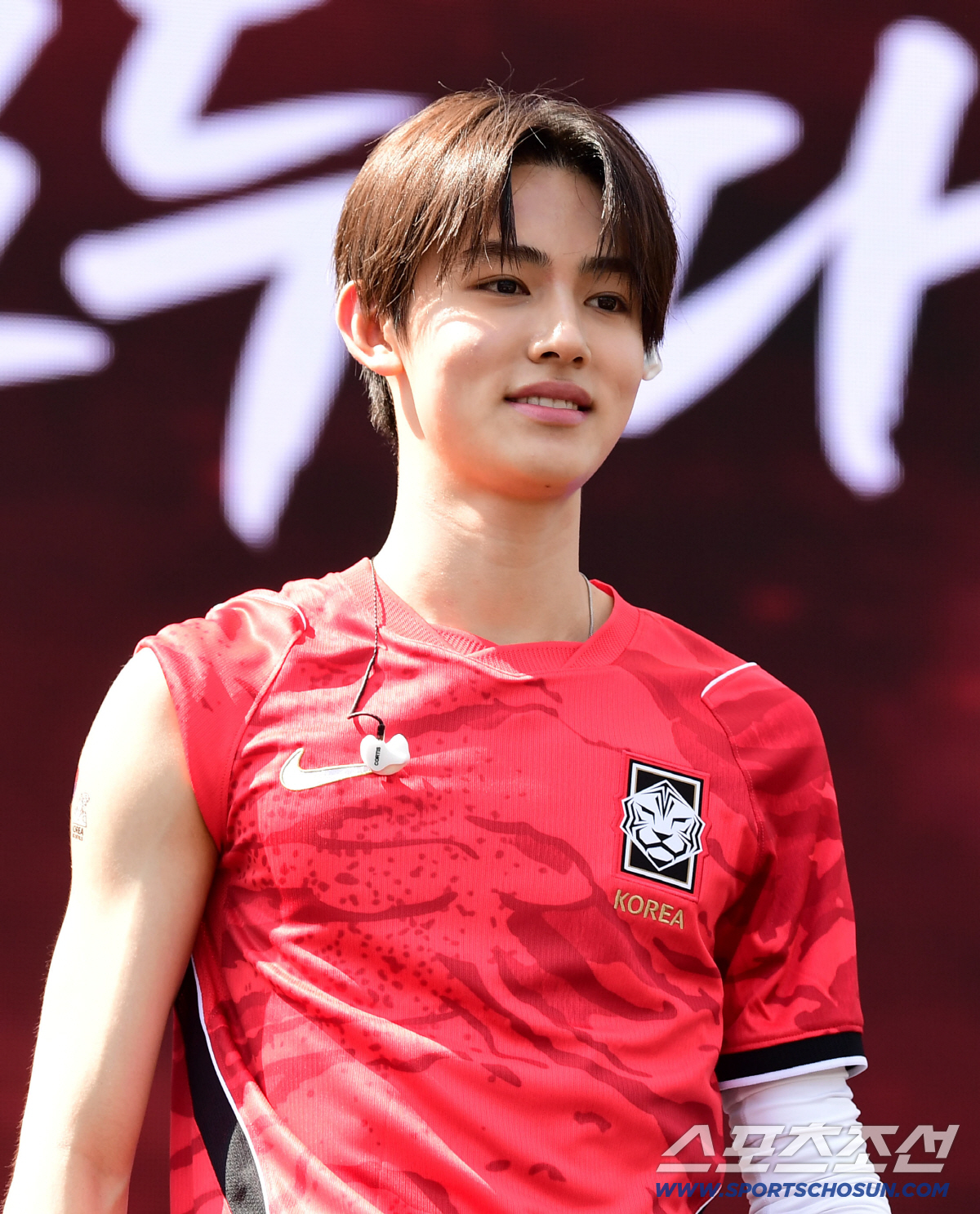 12일 서울 광화문광장에서 2026 북중미 월드컵 거리응원이 열렸다. 코르티스 멤버들이 축하공연을 펼쳤다. 팬들에게 인사를 건네고 있는 코르티스 성현. 광화문=송정헌 기자 songs@sportschosun.com/2026.06.12/
