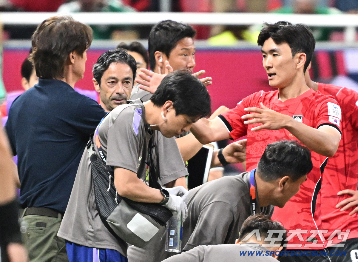 12일(한국시각) 멕시코 과달라하라 사포판의 에스타디오 과달라하라에서 열린 2026 북중미월드컵 대한민국과 체코의 경기. 황인범이 동점골을 넣은 후 홍명보 감독과 악수하고 있다. 사포판(멕시코)=허상욱 기자 wook@sportschosun.com/2026.06.12/