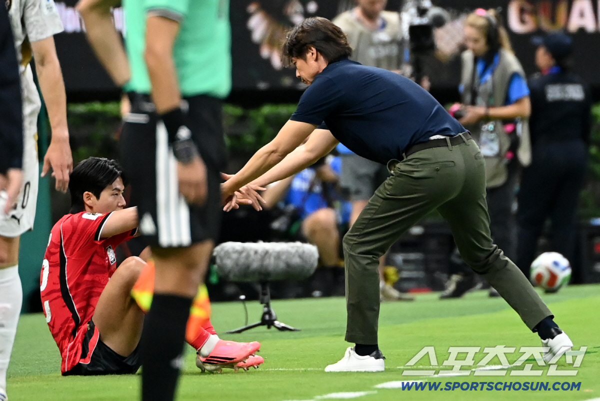 12일(한국시각) 멕시코 과달라하라 사포판의 에스타디오 과달라하라에서 열린 2026 북중미월드컵 대한민국과 체코의 경기. 홍명보 감독이 넘어진 설영우를 일으켜세워주고 있다. 사포판(멕시코)=허상욱 기자 wook@sportschosun.com/2026.06.12/