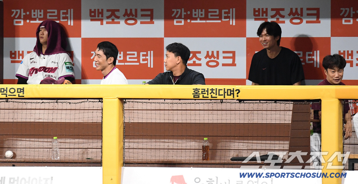 12일 고척돔에서 열린 키움과 한화의 경기. 6회 서건창이 시즌 1호 솔로홈런을 날렸다. 무관심 세리머니에 허탈한 미소 짓는 서건창. 고척=송정헌 기자 songs@sportschosun.com/2026.06.12/