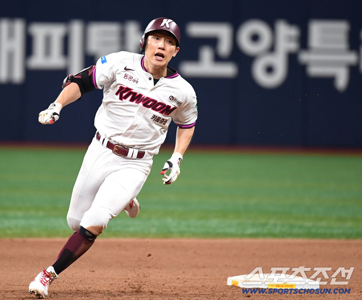 12일 고척돔에서 열린 키움과 한화의 경기. 9회말 2사 1, 2루. 서건창이 끝내기 적시타를 날렸다. 그라운드를 돌고 있는 서건창. 고척=송정헌 기자 songs@sportschosun.com/2026.06.12/
