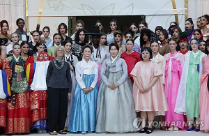 로마서 한복 패션쇼 찾은 金여사 "양국 잇는 문화의 다리로"