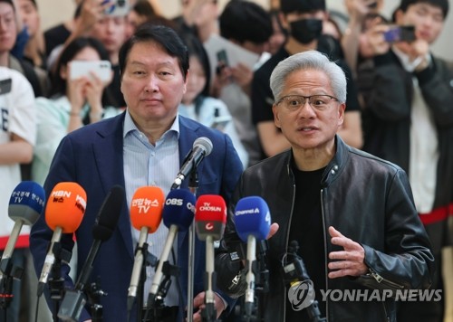 (서울=연합뉴스) 서대연 기자 = 젠슨 황 엔비디아 최고경영자(CEO)가 8일 서울 종로구 SK서린빌딩에서 최태원 SK그룹 회장을 만난 뒤 브리핑하고 있다. 2026.6.8 dwise@yna.co.kr