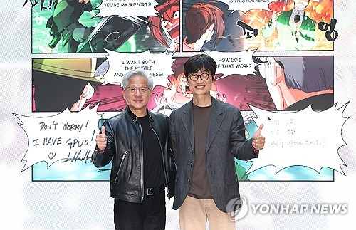 (성남=연합뉴스) 홍기원 기자 = 젠슨 황 엔비디아 최고경영자(CEO)가 8일 경기도 성남시 네이버 1784 사옥을 방문해 이해진 네이버 의장과 포즈를 취하고 있다. 2026.6.8 xanadu@yna.co.kr