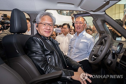 (서울=연합뉴스) 젠슨 황 엔비디아 최고경영자(CEO)가 8일 서울 서초구 현대자동차 본사에서 KIA의 전기차 PV-5에 탑승해 환한 표정을 짓고 있다. 2026.6.8 [현대자동차·기아 제공. 재판매 및 DB 금지] photo@yna.co.kr