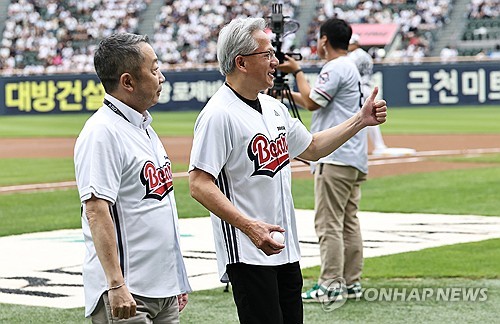 (서울=연합뉴스) 김인철 기자 = 젠슨 황 엔비디아 최고경영자(CEO)가 7일 서울 잠실야구장에서 열린 2026 프로야구 KBO리그 키움 히어로즈와 두산 베어스의 경기에 앞서 시구를 마친 뒤 시타자로 나선 박정원 두산그룹 회장과 함께 퇴장하고 있다. 2026.6.7 yatoya@yna.co.kr