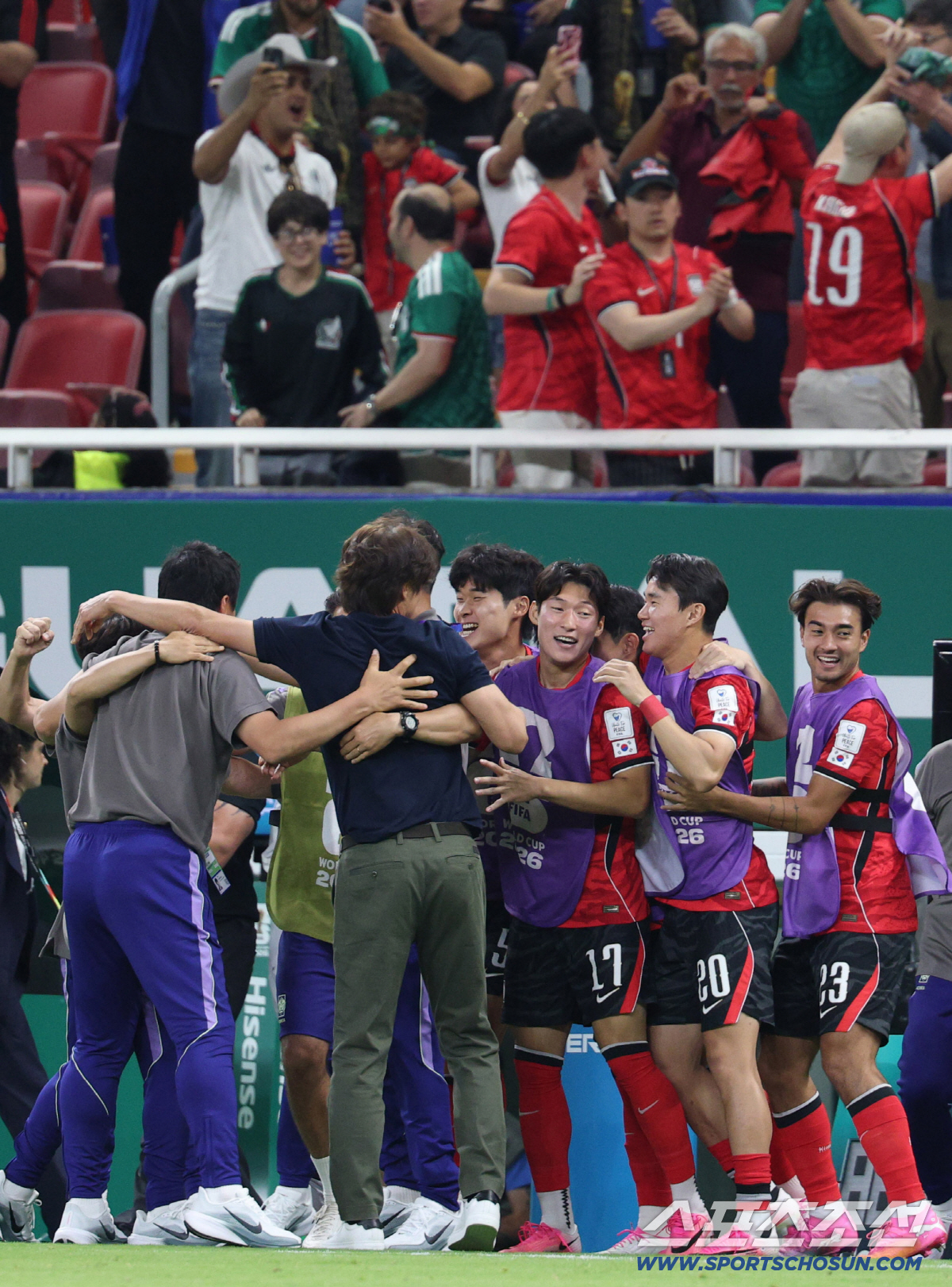 12일(한국시각) 멕시코 과달라하라 사포판의 에스타디오 과달라하라에서 열린 2026 북중미월드컵 대한민국과 체코의 경기. 홍명보 감독이 승리 후 선수들과 함께 환호하고 있다. 사포판(멕시코)=허상욱 기자 wook@sportschosun.com/2026.06.12/