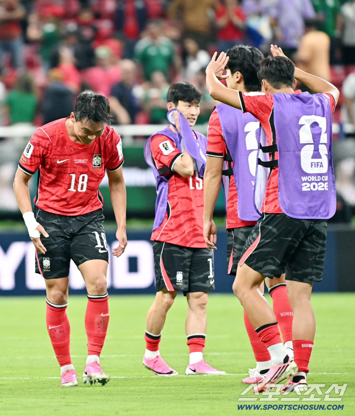 12일(한국시각) 멕시코 과달라하라 사포판의 에스타디오 과달라하라에서 열린 2026 북중미월드컵 대한민국과 체코의 경기. 결승골을 넣은 오현규가 손흥민을 향해 허리를 숙여 인사하고 있다. 사포판(멕시코)=허상욱 기자 wook@sportschosun.com/2026.06.12/